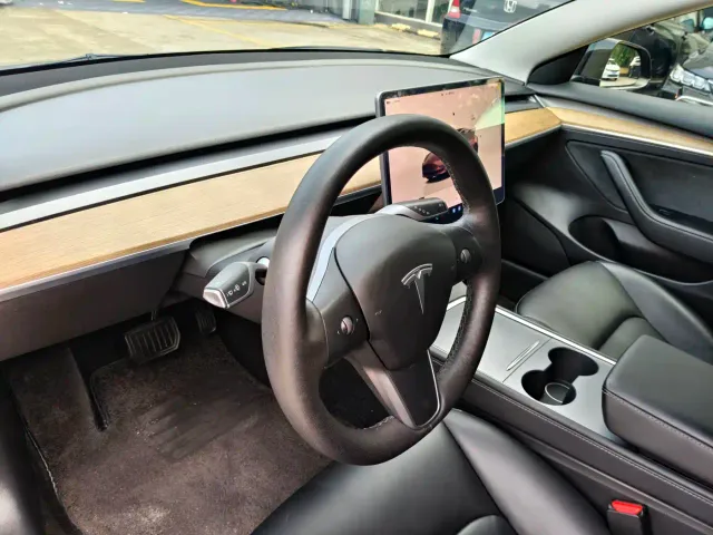 Tesla Model 3 — Фото автомобиля 6