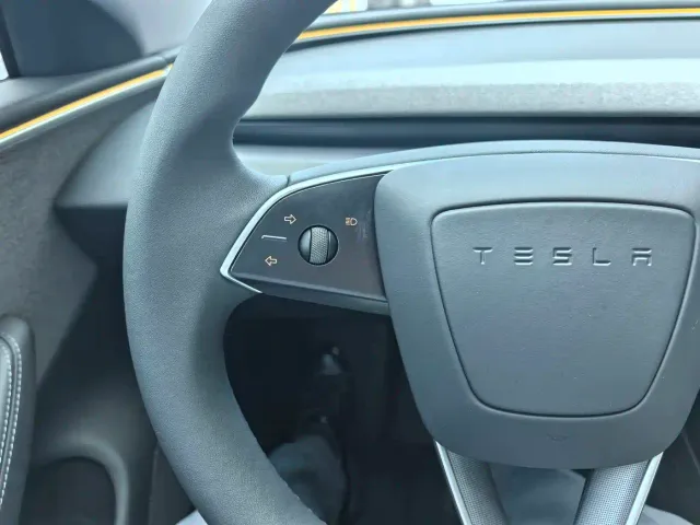 Tesla Model 3 — Фото автомобиля 19