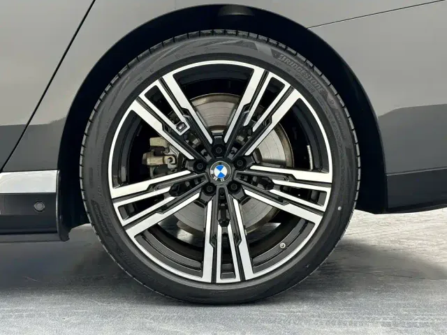BMW i7 — Фото автомобиля 11