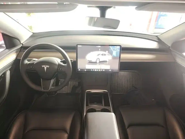 Tesla Model Y — Фото автомобиля 9
