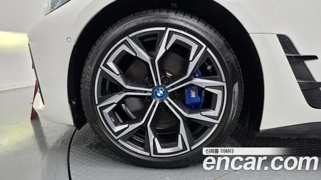 BMW i4 — Фото автомобиля 5