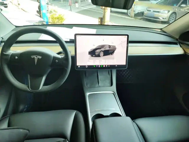 Tesla Model Y — Фото автомобиля 9