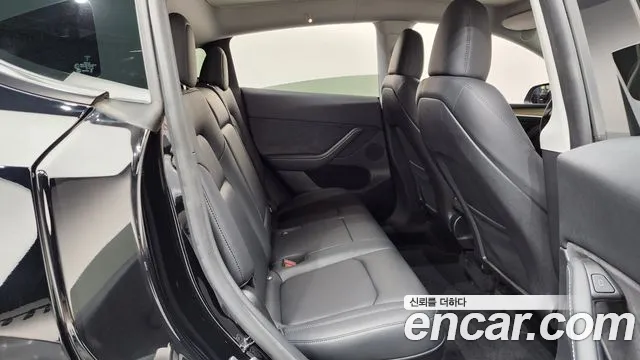 Tesla Model Y — Фото автомобиля 17