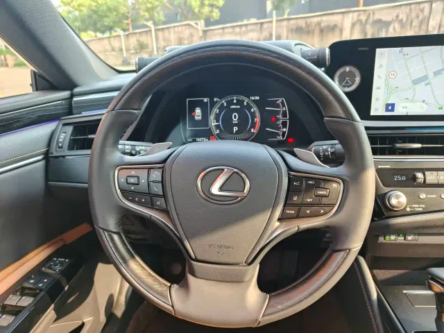 Lexus ES — Фото автомобиля 16