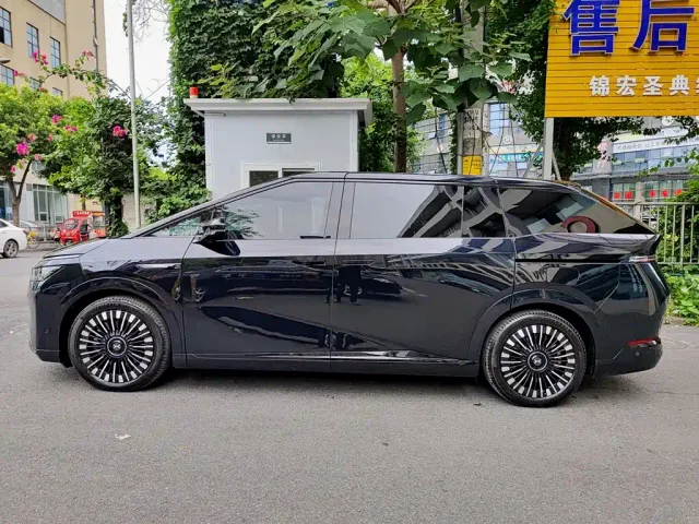 Xpeng X9 — Фото автомобиля 3