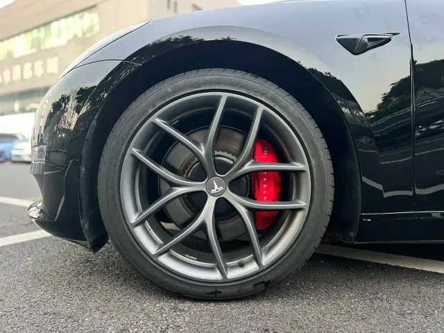 Tesla Model 3 — Фото автомобиля 8