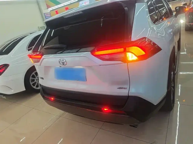 Toyota RAV4 — Фото автомобиля 5