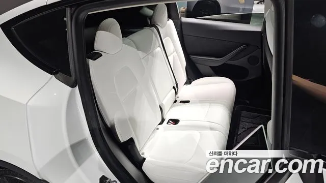 Tesla Model Y — Фото автомобиля 17