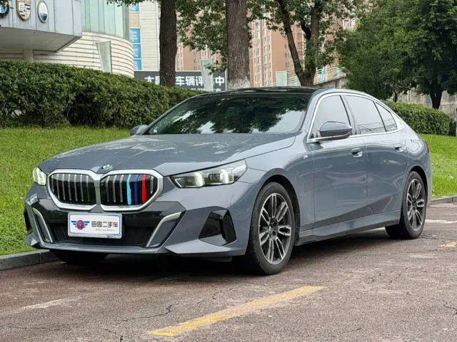 Фотография автомобиля — BMW 5 Series
