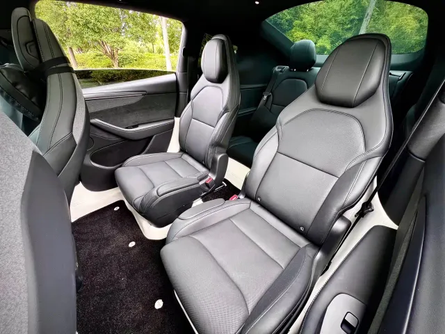 Tesla Model Y L 2025 Facelift Long Range AWD — Фото автомобиля 17