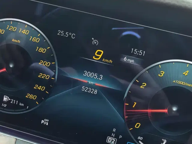 Mercedes-Benz E-Class — Фото автомобиля 3