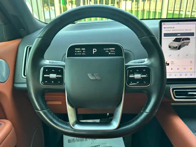 Li Auto L8 — Фото автомобиля 15