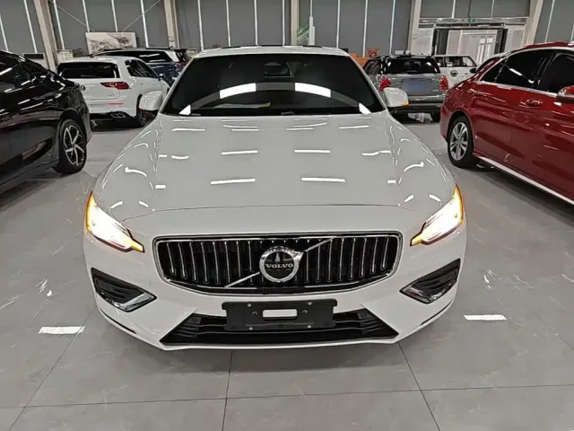 Volvo S60 — Фото автомобиля 2