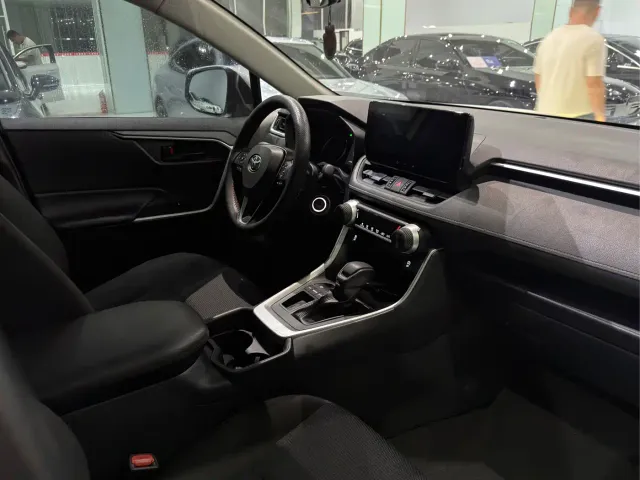 Toyota RAV4 — Фото автомобиля 8