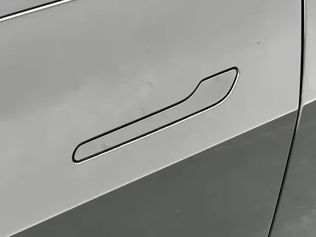 Tesla Model Y L — Фото автомобиля 25