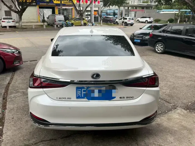Lexus ES — Фото автомобиля 3