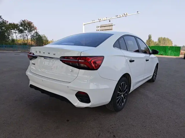 Roewe i5 — Фото автомобиля 6
