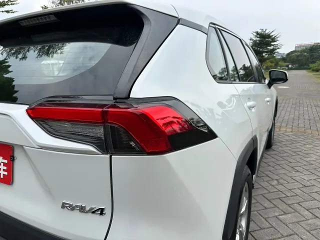 Toyota RAV4 — Фото автомобиля 10