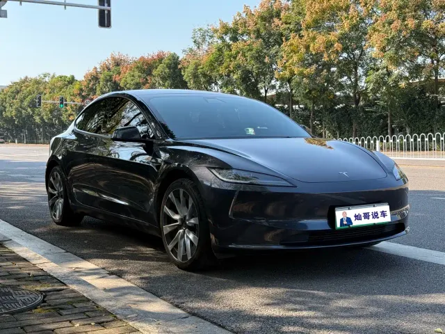 Tesla Model 3 — Фото автомобиля 3