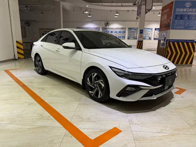 Hyundai Elantra — Фото автомобиля 3