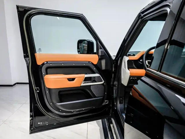 Land Rover Defender — Фото автомобиля 7
