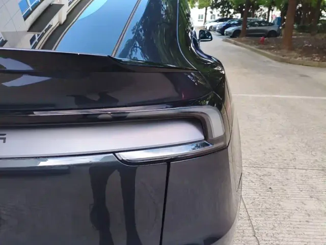 Tesla Model Y L — Фото автомобиля 7