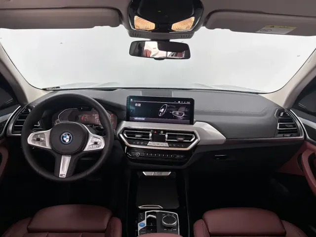 BMW iX3 — Фото автомобиля 13