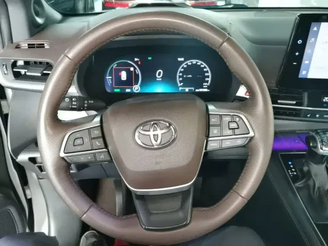 Toyota Sienna — Фото автомобиля 10
