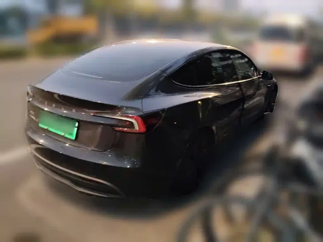 Tesla Model 3 — Фото автомобиля 6