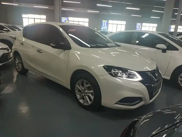 Nissan Tiida — Фото автомобиля 3