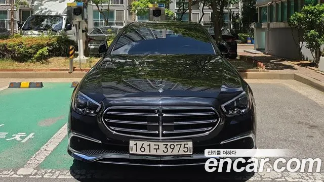 Mercedes-Benz E-Class — Фото автомобиля 3