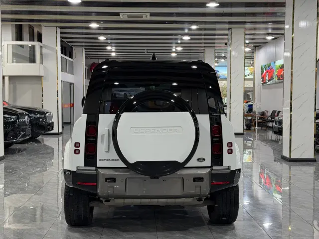 Land Rover Defender — Фото автомобиля 16