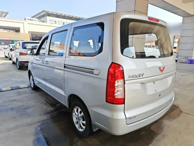 Wuling Hongguang V — Фото автомобиля 4