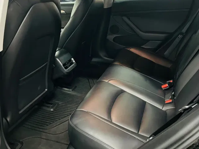 Tesla Model 3 — Фото автомобиля 7