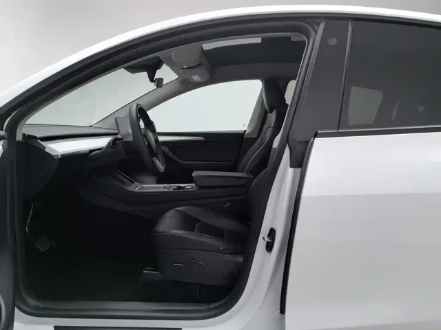Tesla Model Y — Фото автомобиля 10