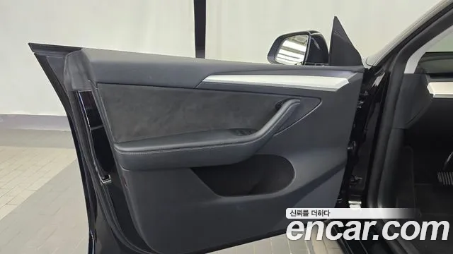 Tesla Model Y — Фото автомобиля 13