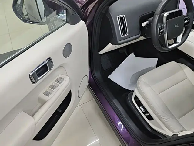 Li Auto L8 — Фото автомобиля 15
