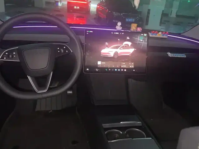 Tesla Model 3 — Фото автомобиля 12