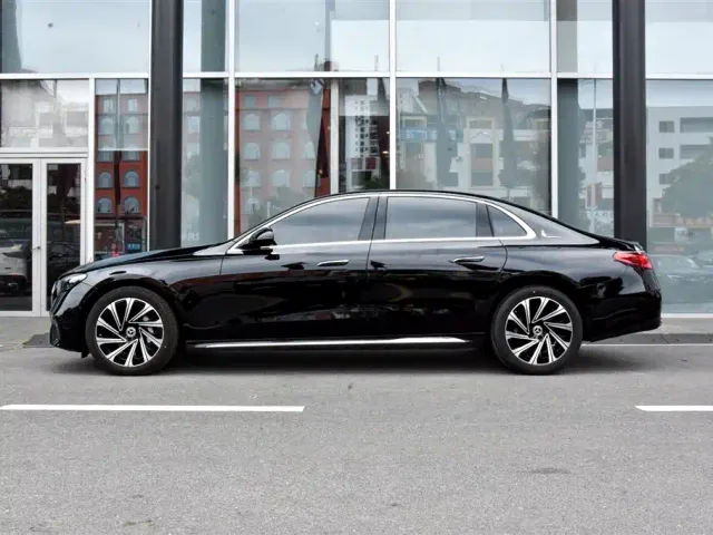 Mercedes-Benz E-Class — Фото автомобиля 3