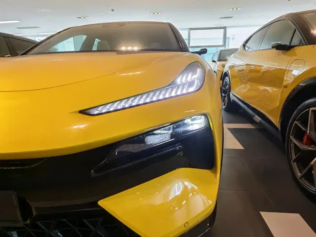 Lotus Eletre — Фото автомобиля 11