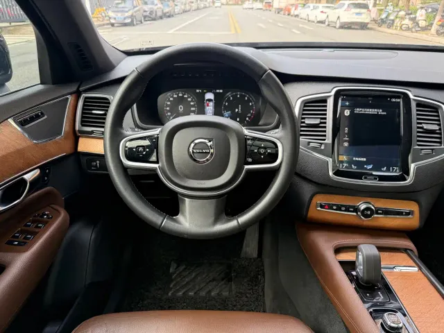 Volvo XC90 — Фото автомобиля 14