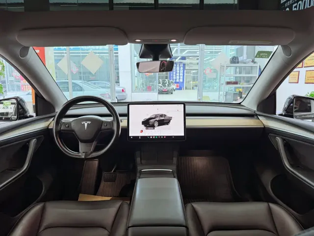 Tesla Model Y — Фото автомобиля 10
