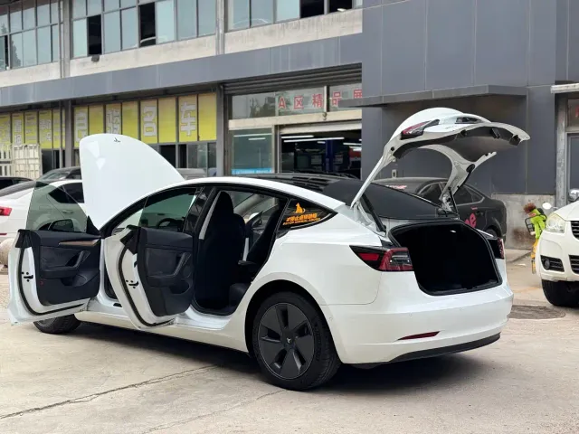 Tesla Model 3 — Фото автомобиля 13