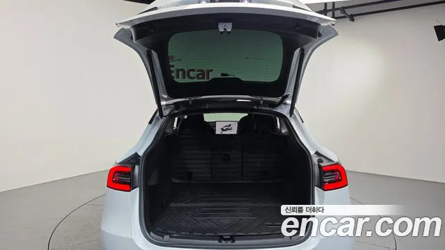 Tesla Model Y — Фото автомобиля 27
