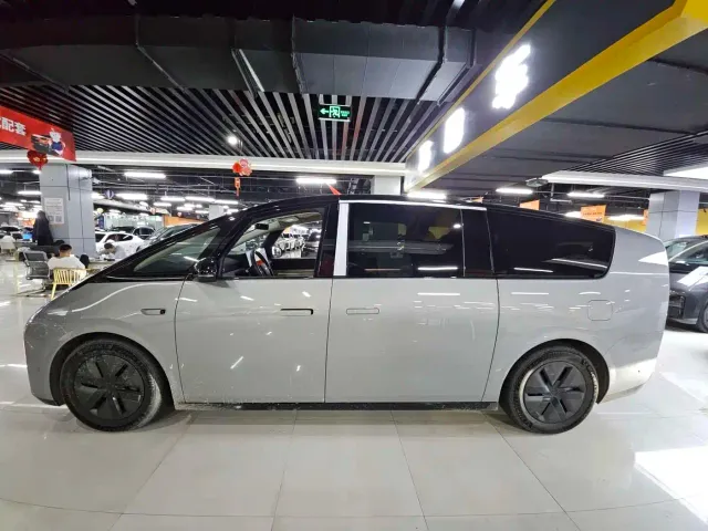 Li Auto MEGA — Фото автомобиля 3