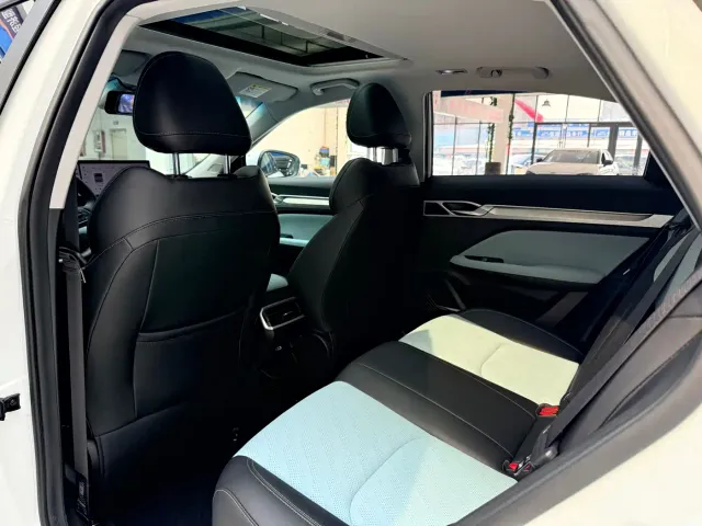 Geely Emgrand L — Фото автомобиля 12