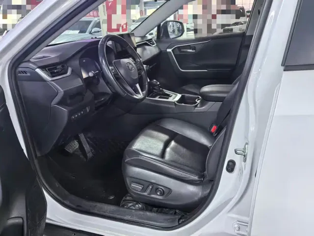 Toyota RAV4 — Фото автомобиля 8