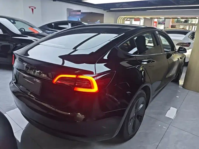 Tesla Model 3 — Фото автомобиля 6