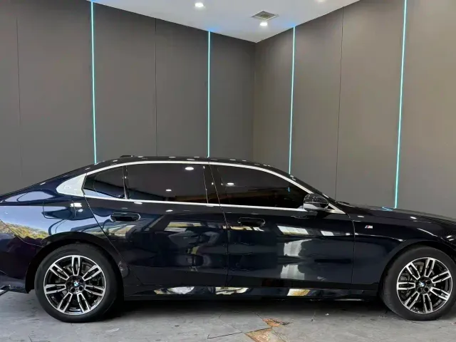 BMW 5 Series — Фото автомобиля 5