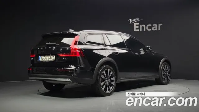 Вольво V60 V60 Cross Country 2 поколение B5 Ultimate AWD — Фото автомобиля 2